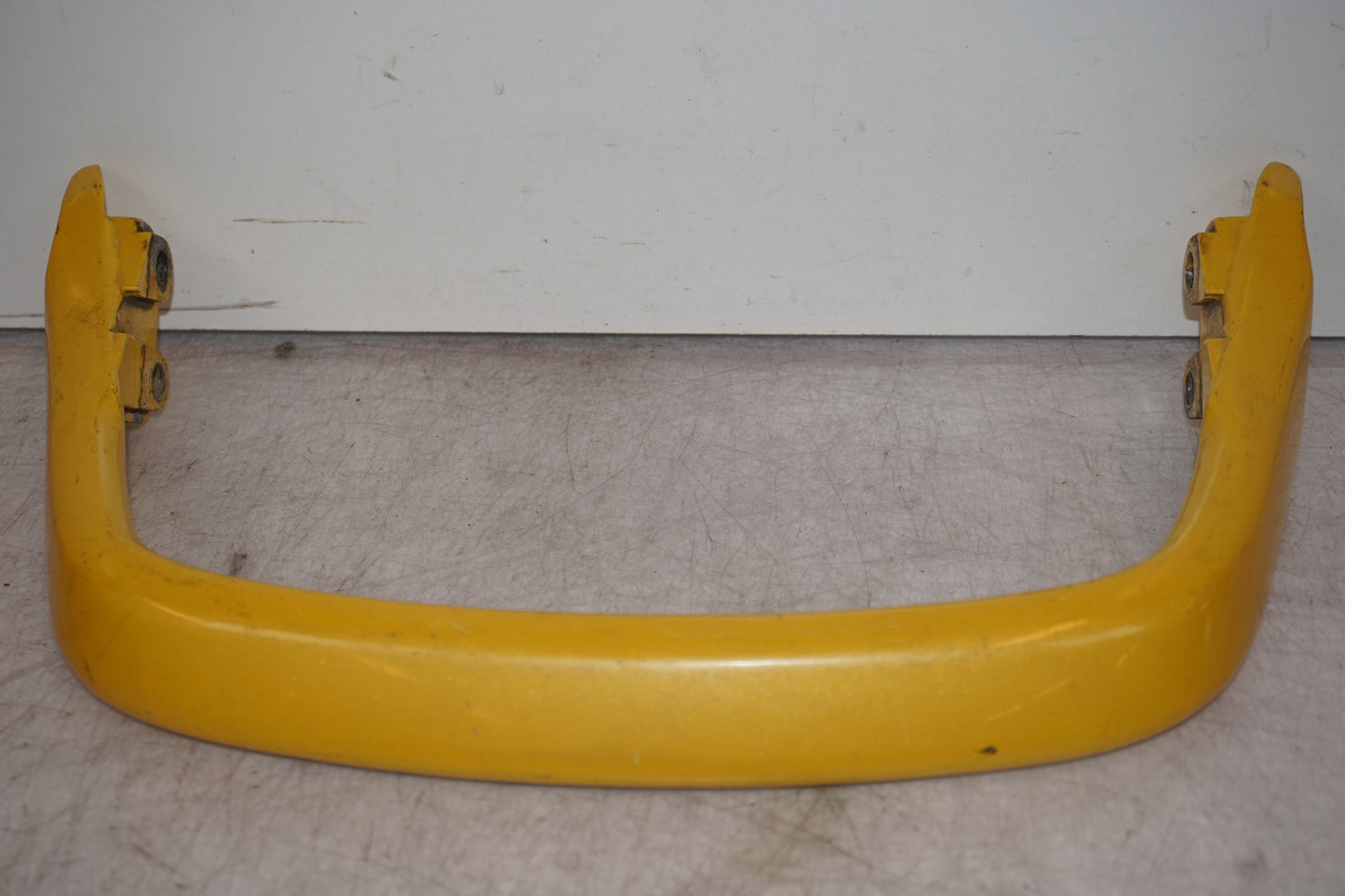 Framsidan på Passagerarhandtag från en Yamaha XJR 1300 -2001 motorcykel.