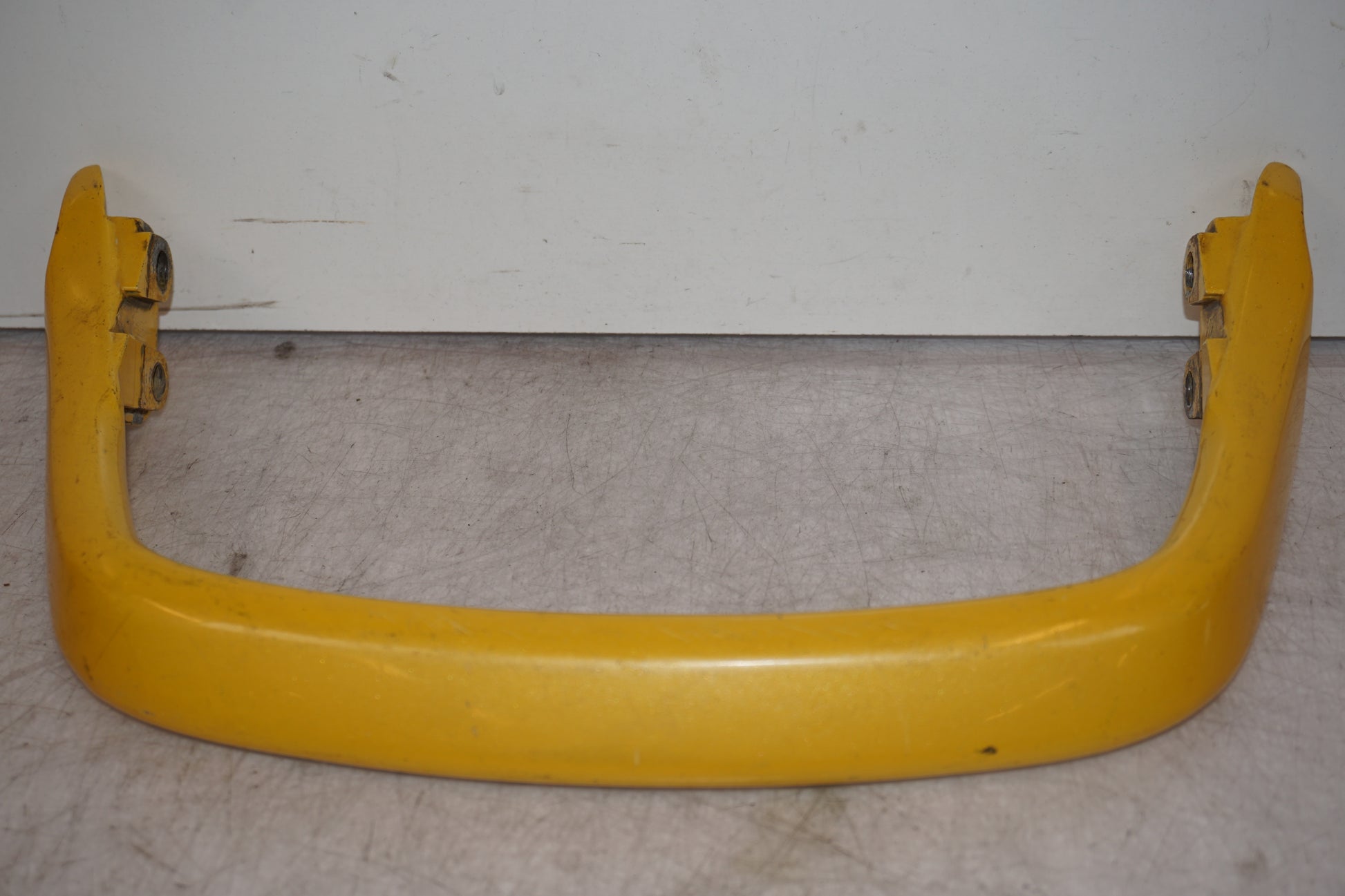 Framsidan på Passagerarhandtag från en Yamaha XJR 1300 -2001 motorcykel.