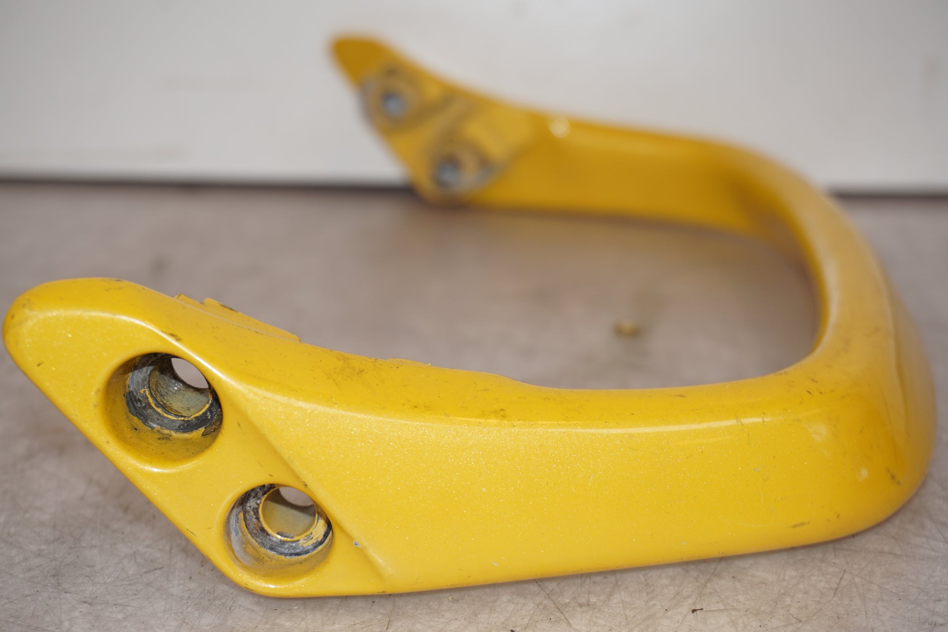 Baksidan på Passagerarhandtag från en Yamaha XJR 1300 -2001 motorcykel.