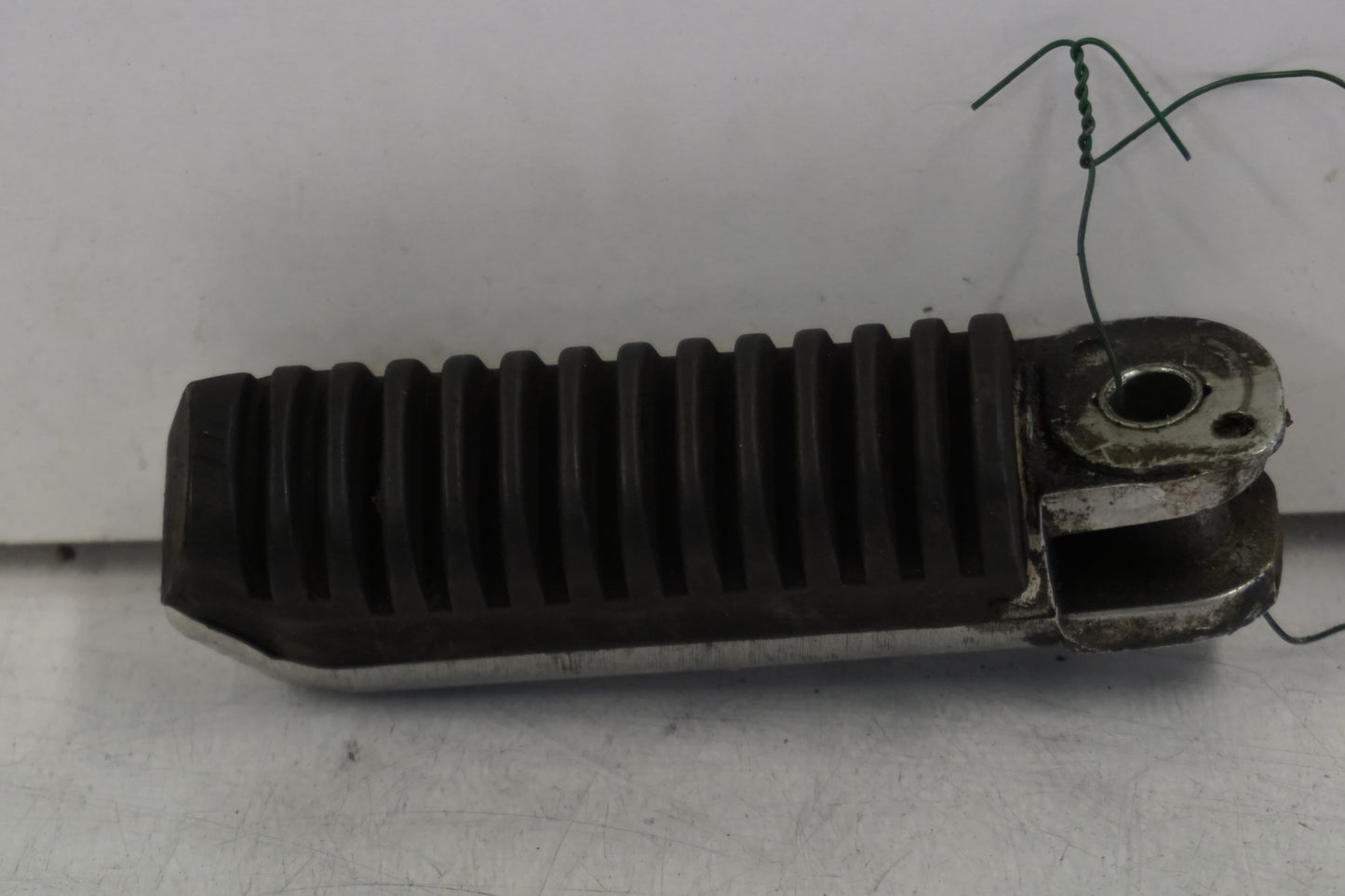 Framsidan på Fotpinne från en Suzuki RF 900 R -1998 motorcykel.