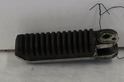 Framsidan på Fotpinne från en Suzuki RF 900 R -1998 motorcykel.