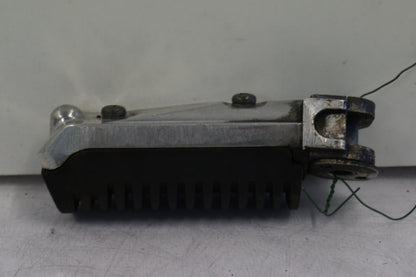 Höger sida på Fotpinne från en Suzuki RF 900 R -1998 motorcykel.