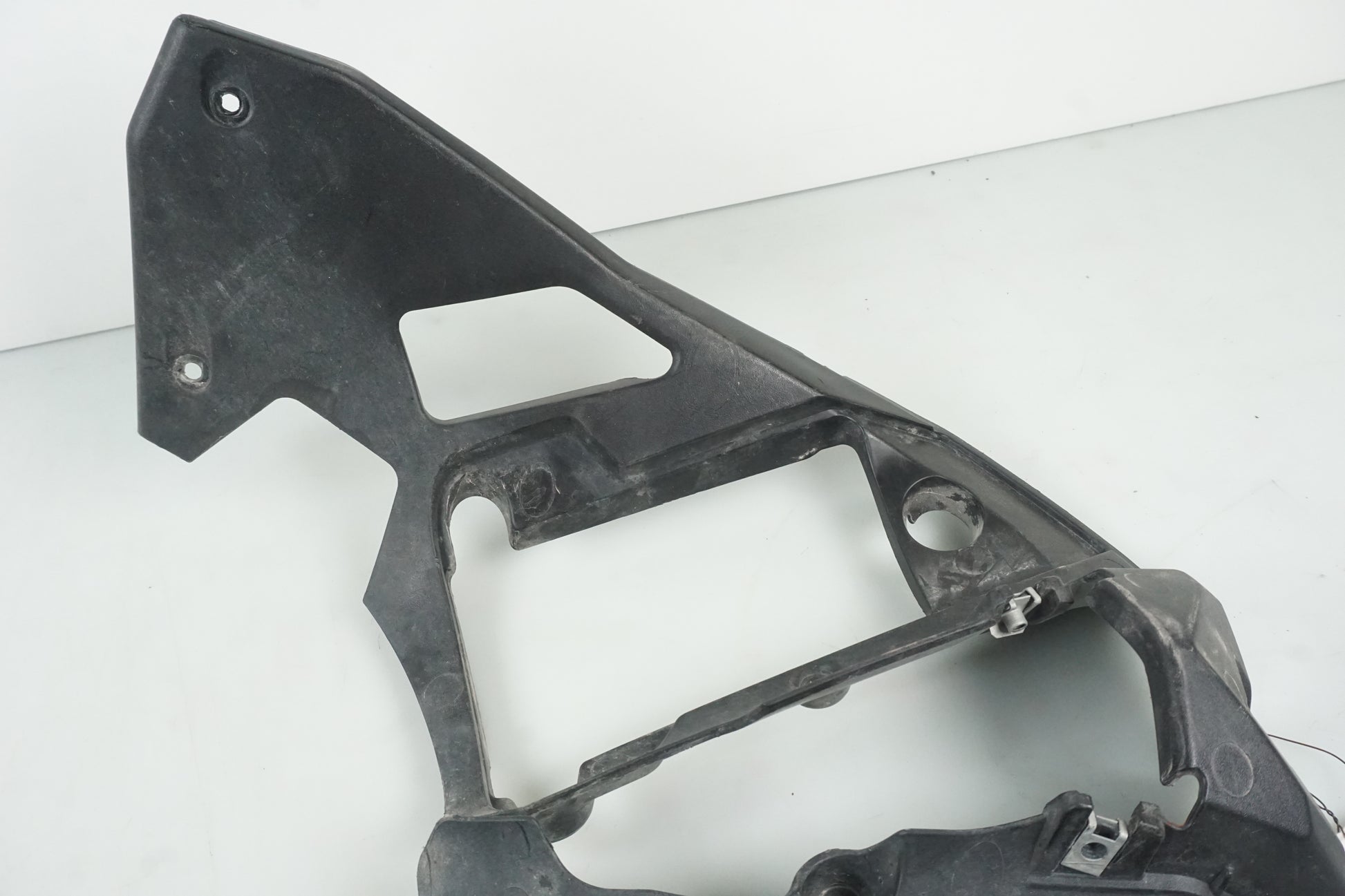 Baksidan på Bensintankskåpa från en Husqvarna TR 650 Strada -2012 motorcykel.