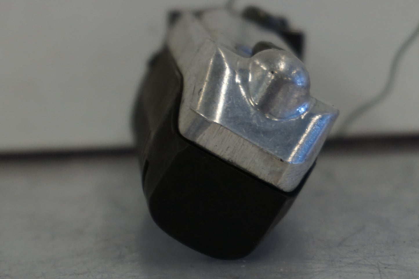 Vänster sida på Fotpinne från en Suzuki RF 900 R -1998 motorcykel.