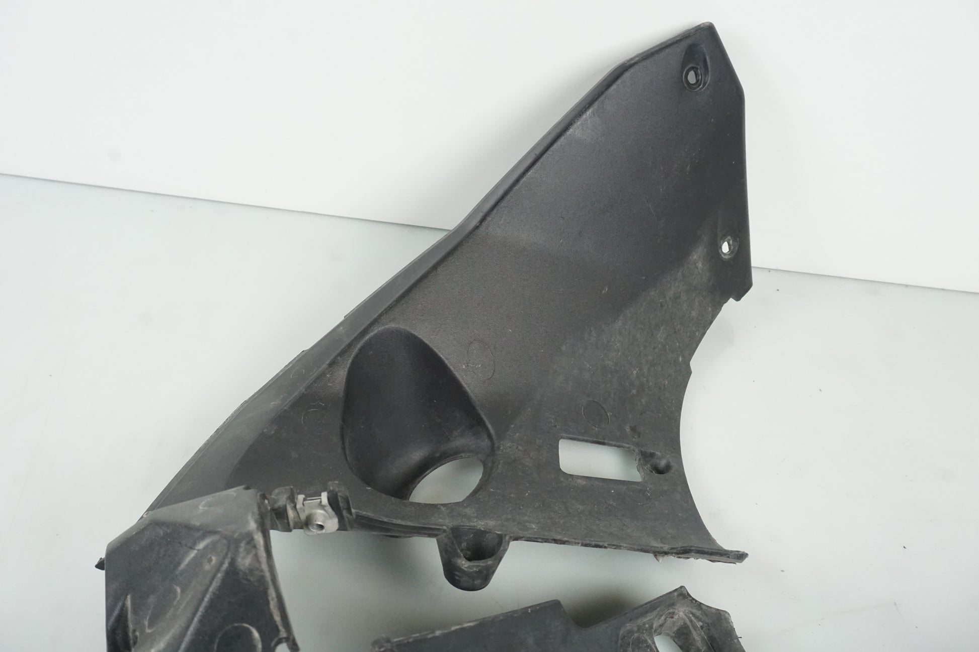 Höger sida på Bensintankskåpa från en Husqvarna TR 650 Strada -2012 motorcykel.