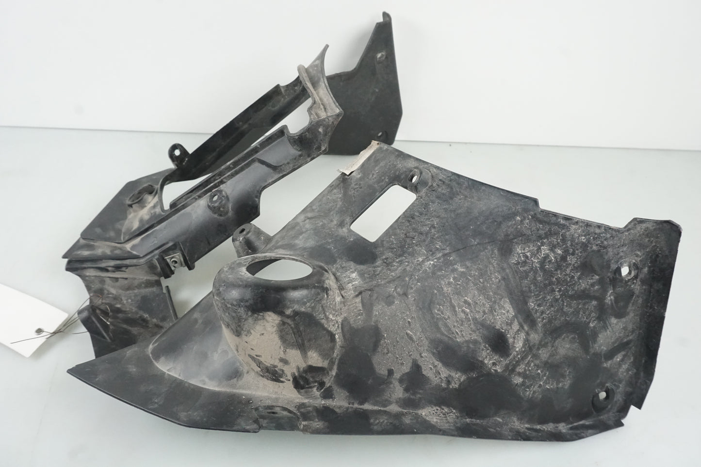 Vänster sida på Bensintankskåpa från en Husqvarna TR 650 Strada -2012 motorcykel.