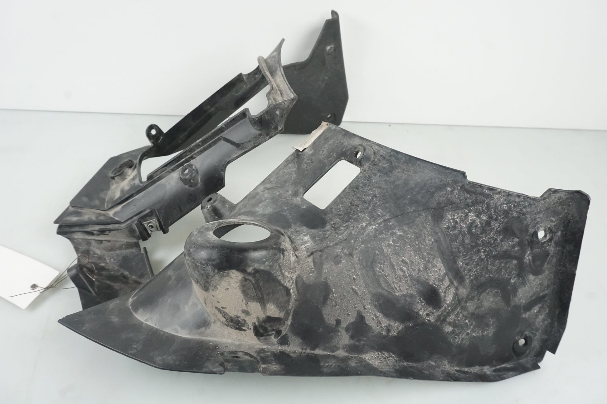 Vänster sida på Bensintankskåpa från en Husqvarna TR 650 Strada -2012 motorcykel.