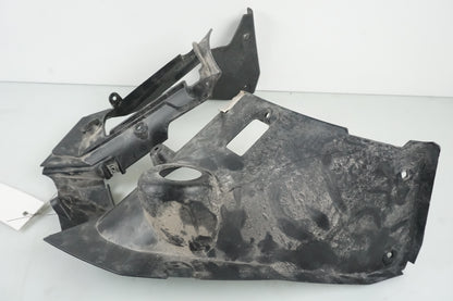 Vänster sida på Bensintankskåpa från en Husqvarna TR 650 Strada -2012 motorcykel.