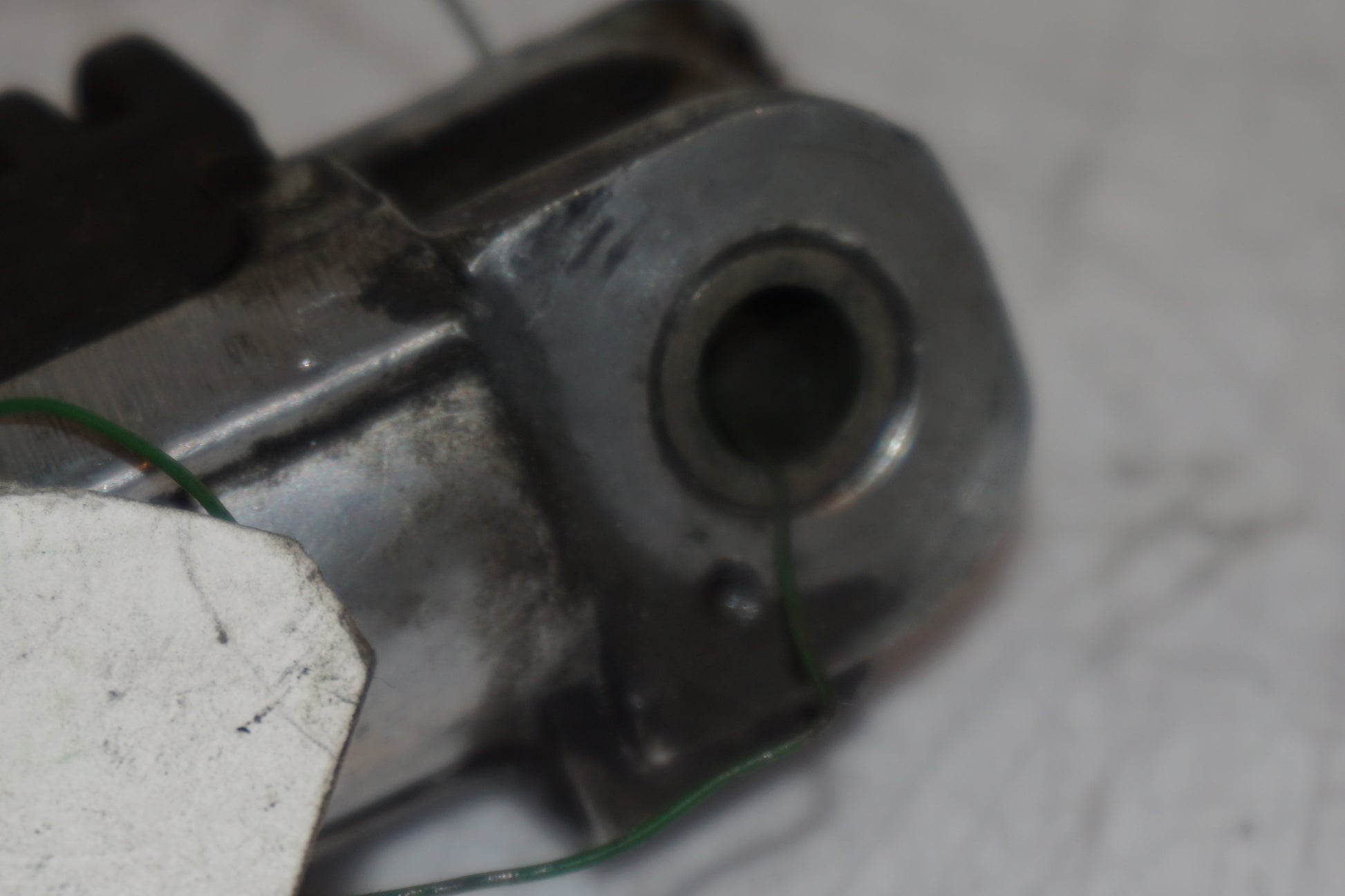 Snett nerifrån på Fotpinne från en Suzuki RF 900 R -1998 motorcykel.