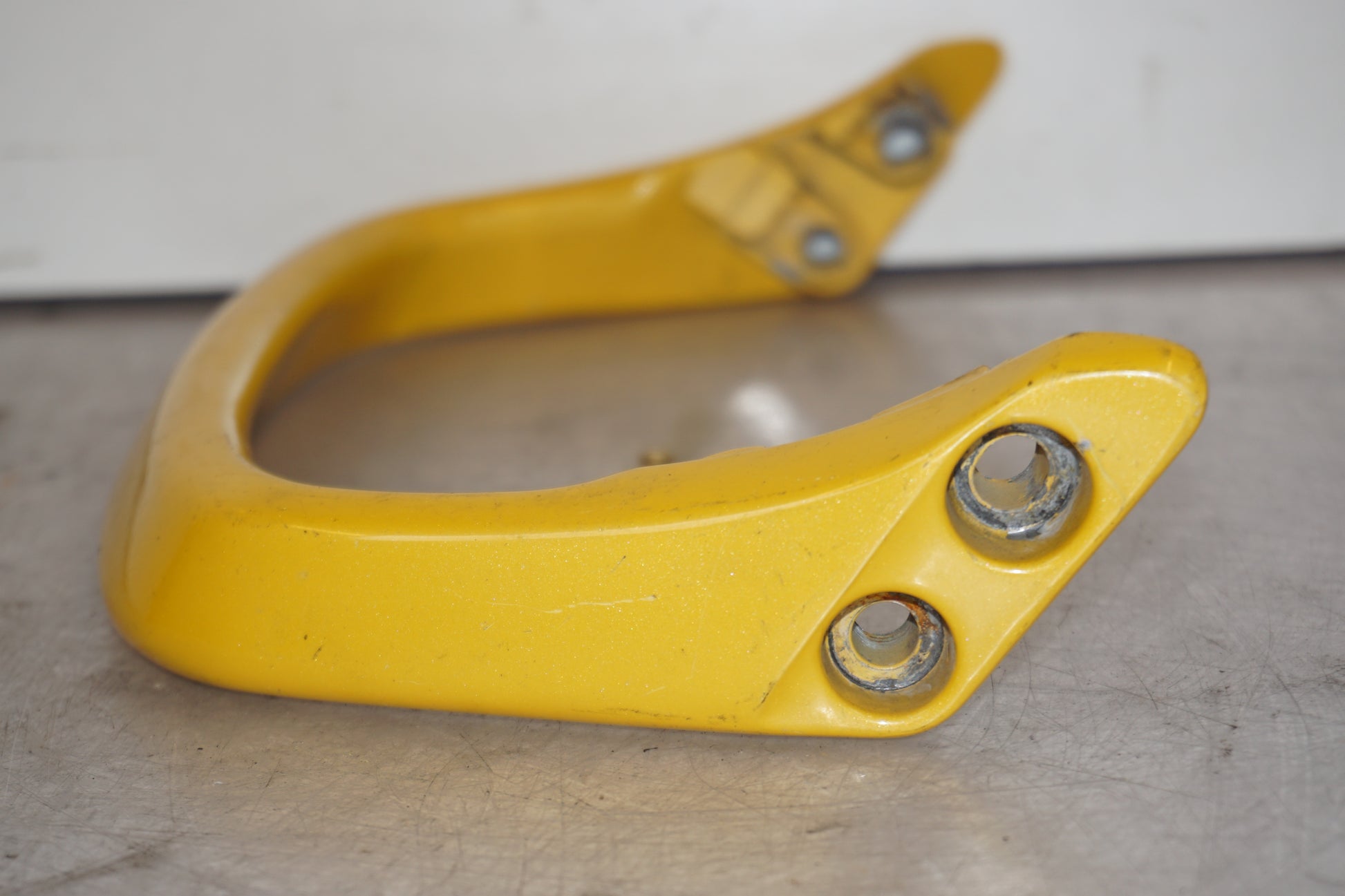 Snett nerifrån på Passagerarhandtag från en Yamaha XJR 1300 -2001 motorcykel.