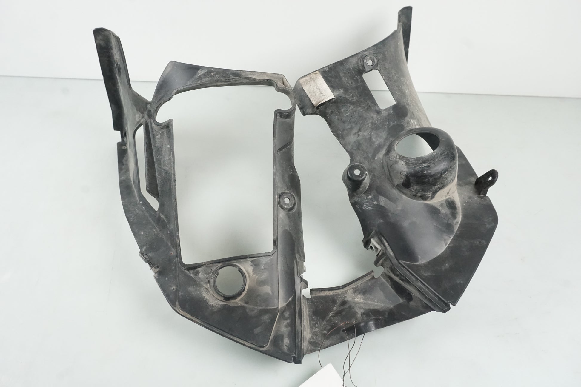 Snett uppifrån på Bensintankskåpa från en Husqvarna TR 650 Strada -2012 motorcykel.