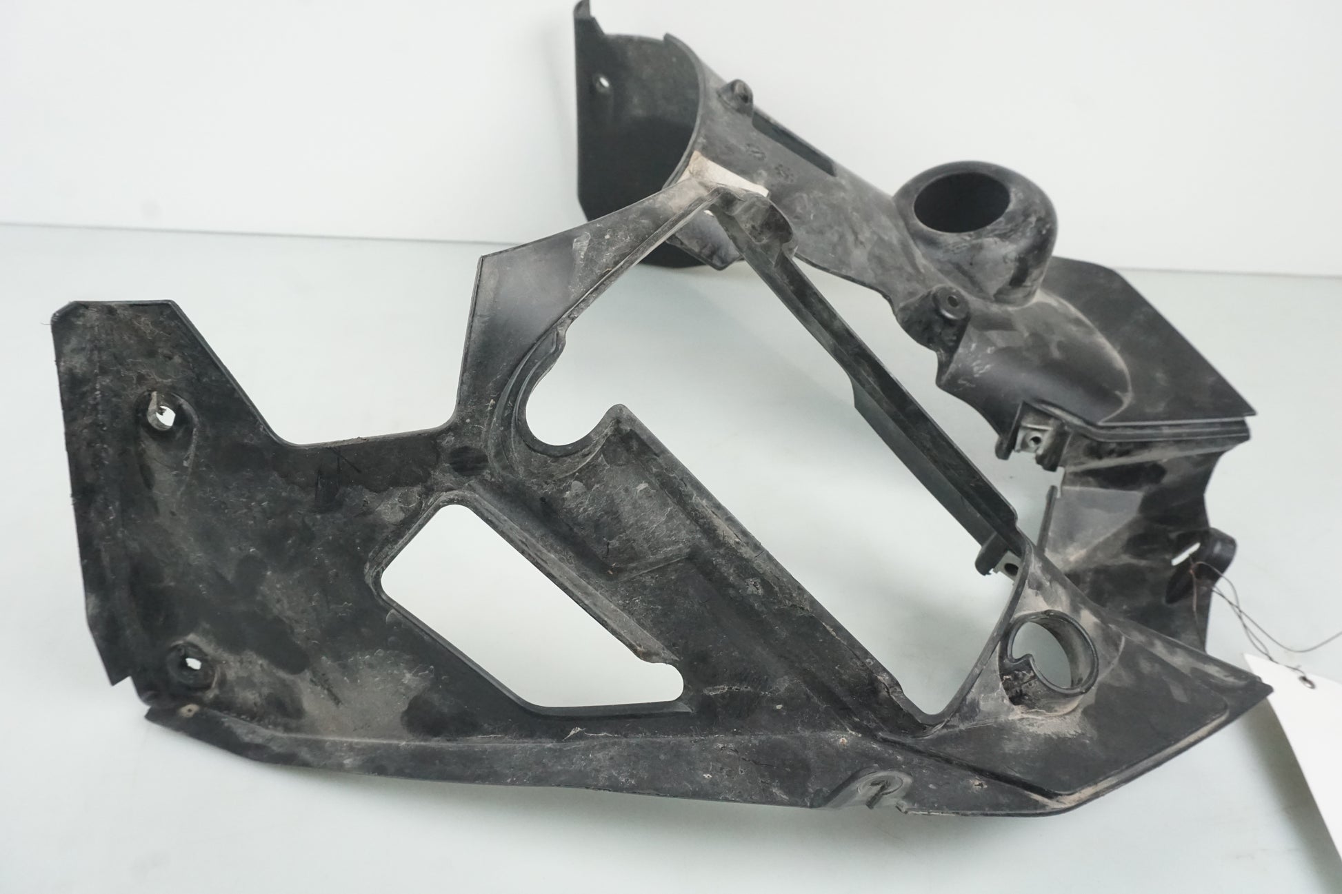 Snett nerifrån på Bensintankskåpa från en Husqvarna TR 650 Strada -2012 motorcykel.