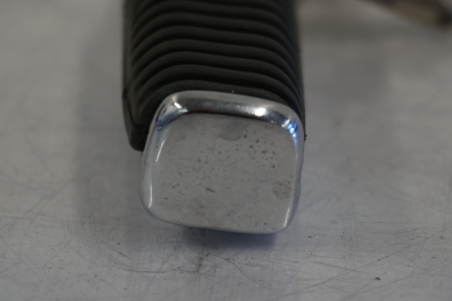 Vänster sida på Fotpinne från en Suzuki VZ 800 -1997 motorcykel.