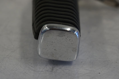 Vänster sida på Fotpinne från en Suzuki VZ 800 -1997 motorcykel.