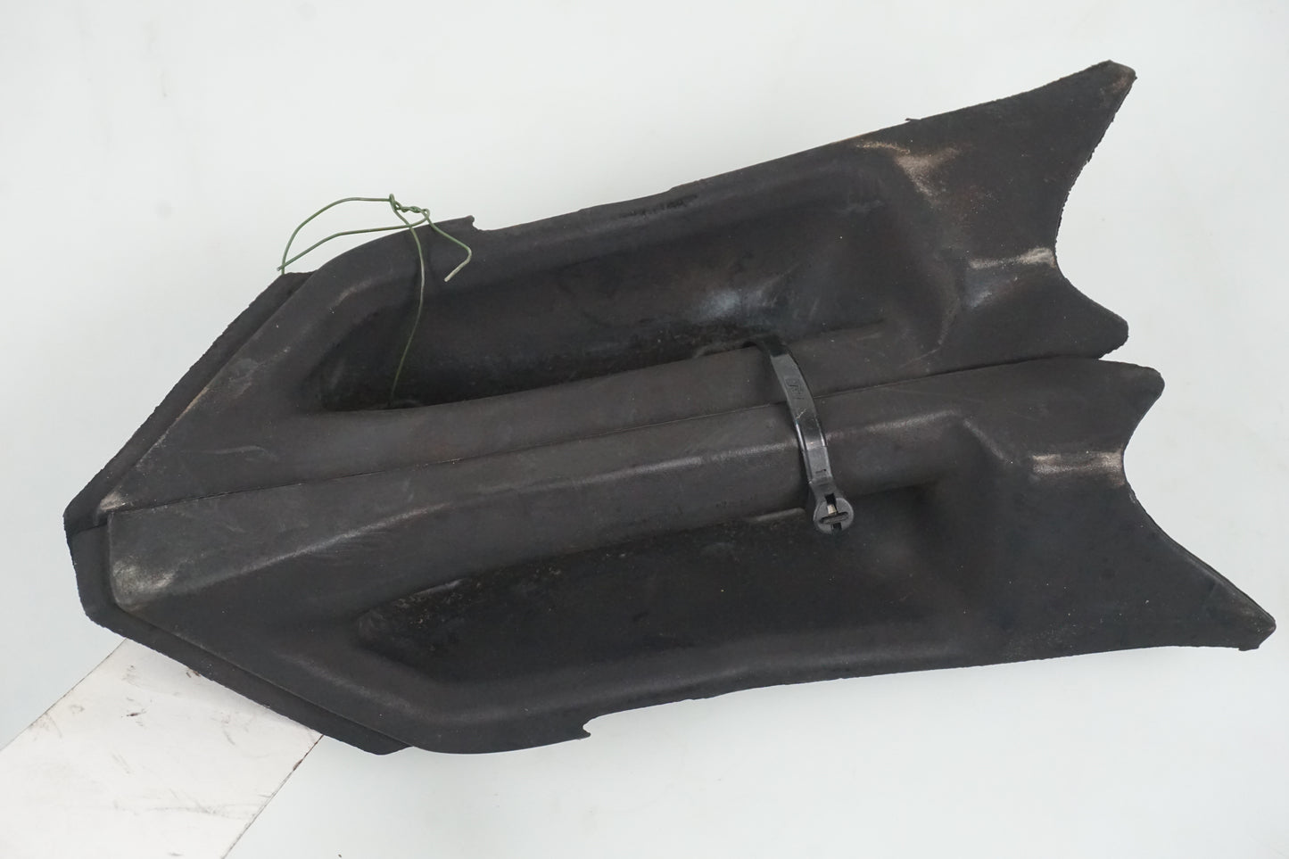 Framsidan på Passagerarhandtag från en Ducati Monster 1200 -2016 motorcykel.