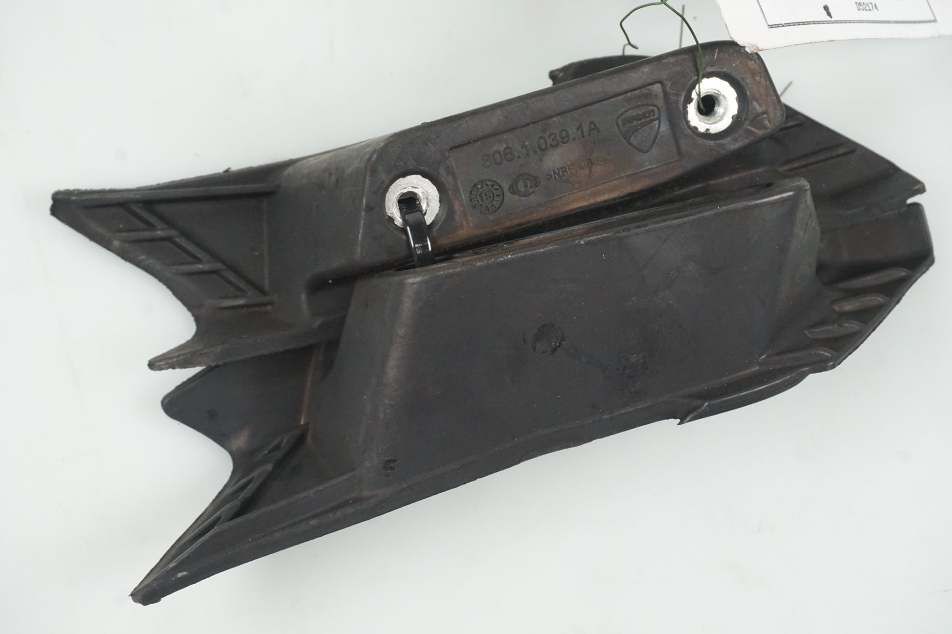 Baksidan på Passagerarhandtag från en Ducati Monster 1200 -2016 motorcykel.