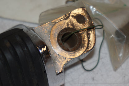 Snett nerifrån på Fotpinne från en Suzuki VZ 800 -1997 motorcykel.