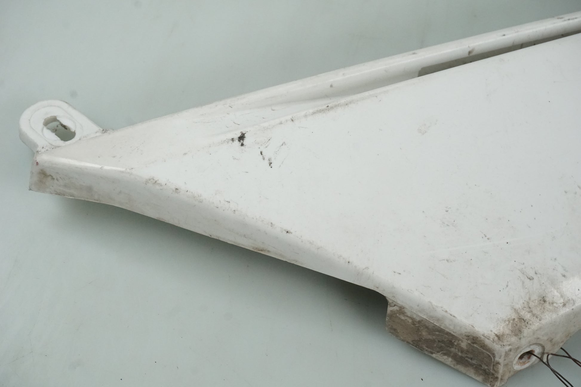 Baksidan på Bakvinge från en Husqvarna TR 650 Strada -2012 motorcykel.