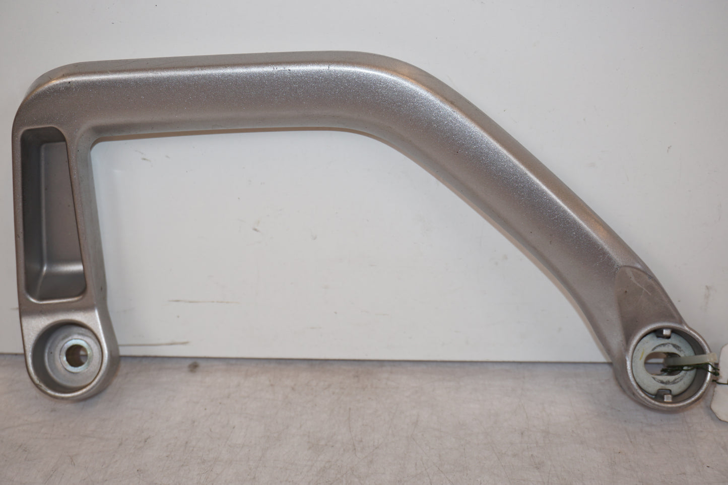 Framsidan på Passagerarhandtag från en Yamaha XT 1200 Z -2011 motorcykel.