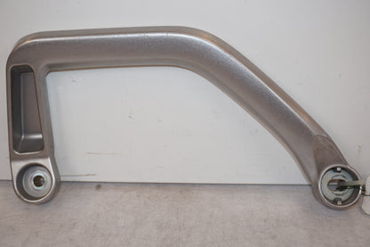 Framsidan på Passagerarhandtag från en Yamaha XT 1200 Z -2011 motorcykel.