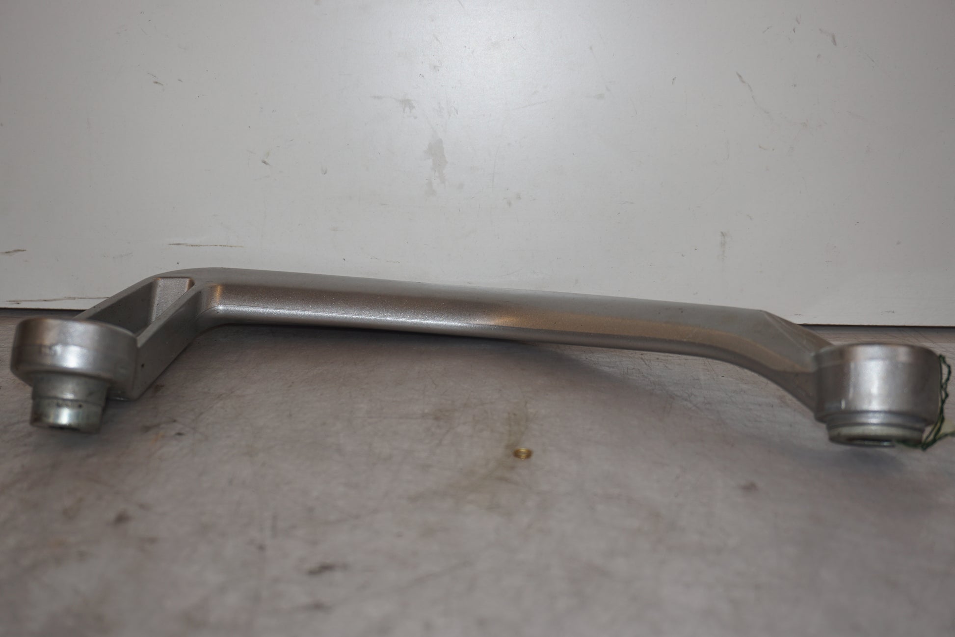 Baksidan på Passagerarhandtag från en Yamaha XT 1200 Z -2011 motorcykel.