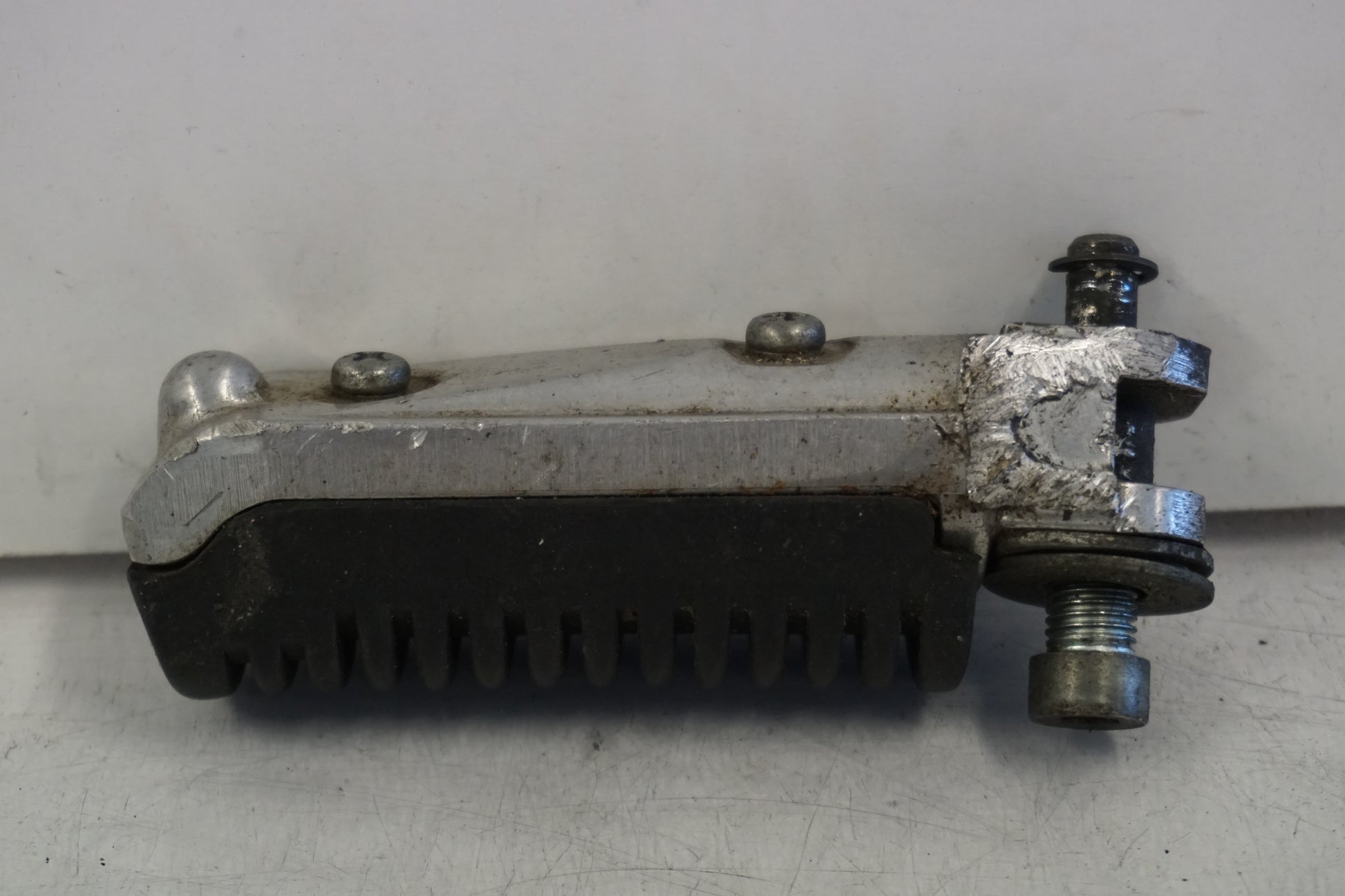 Vänster sida på Fotpinne från en Suzuki GSX-R 1100 -1989 motorcykel.