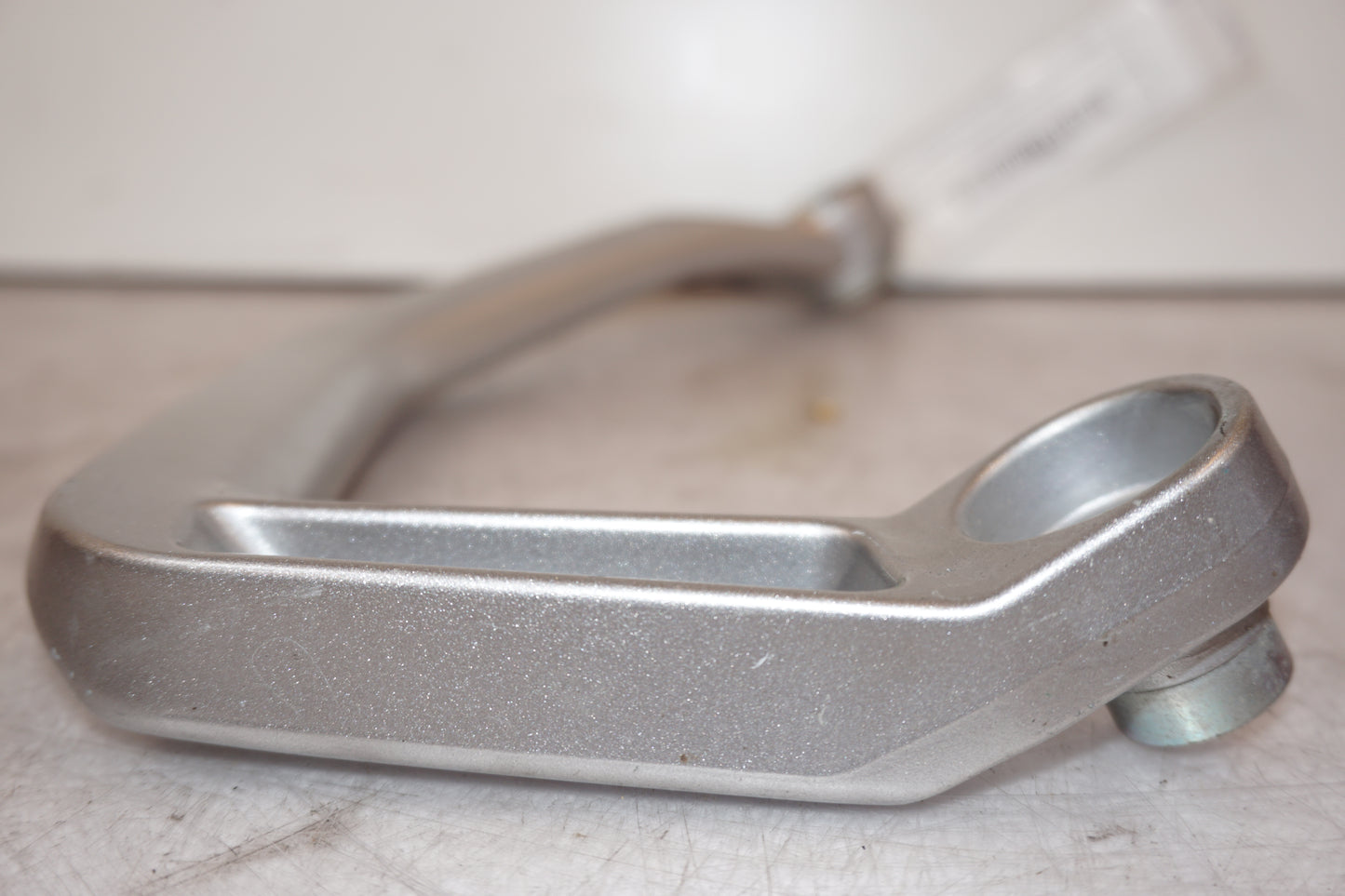 Höger sida på Passagerarhandtag från en Yamaha XT 1200 Z -2011 motorcykel.