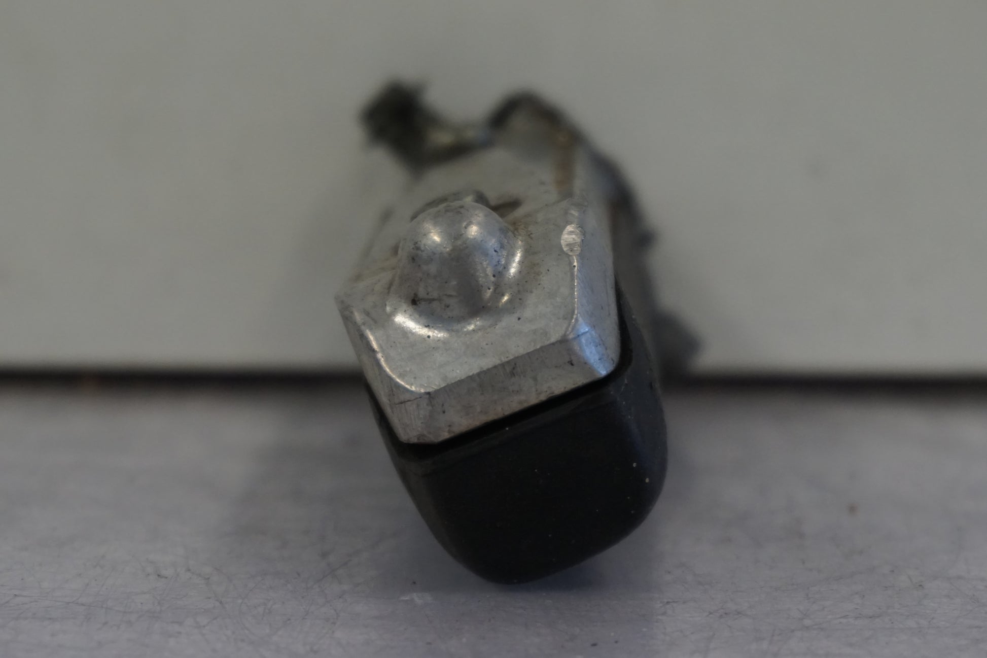 Snett uppifrån på Fotpinne från en Suzuki GSX-R 1100 -1989 motorcykel.