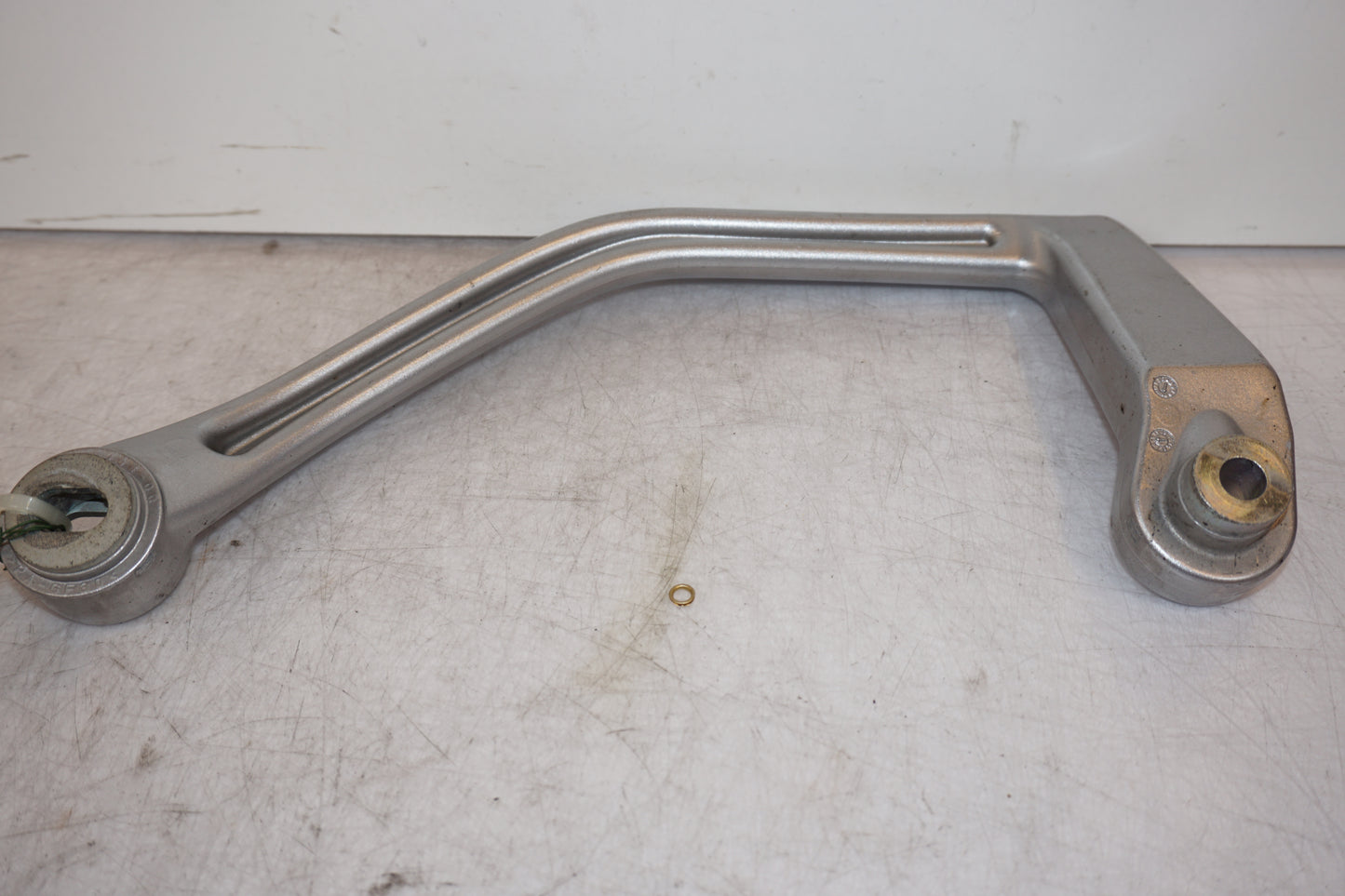 Snett nerifrån på Passagerarhandtag från en Yamaha XT 1200 Z -2011 motorcykel.