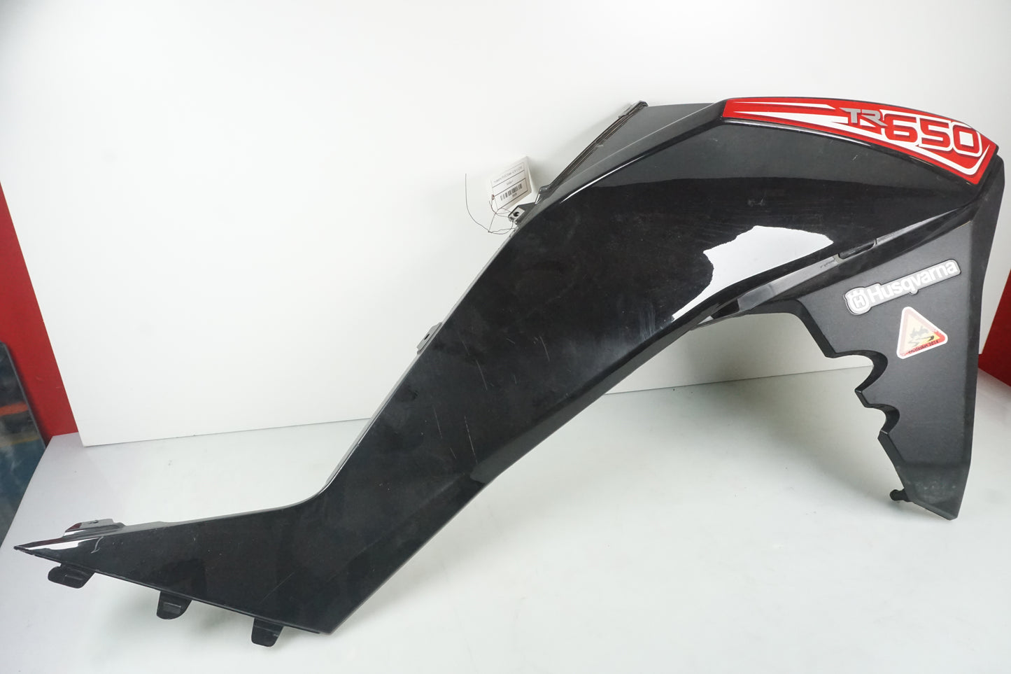 Framsidan på Sidkåpa från en Husqvarna TR 650 Strada -2012 motorcykel.