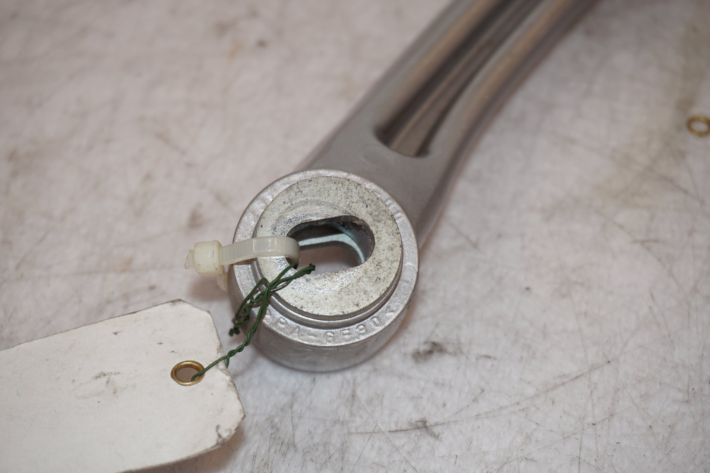 Extrabild1 på Passagerarhandtag från en Yamaha XT 1200 Z -2011 motorcykel.