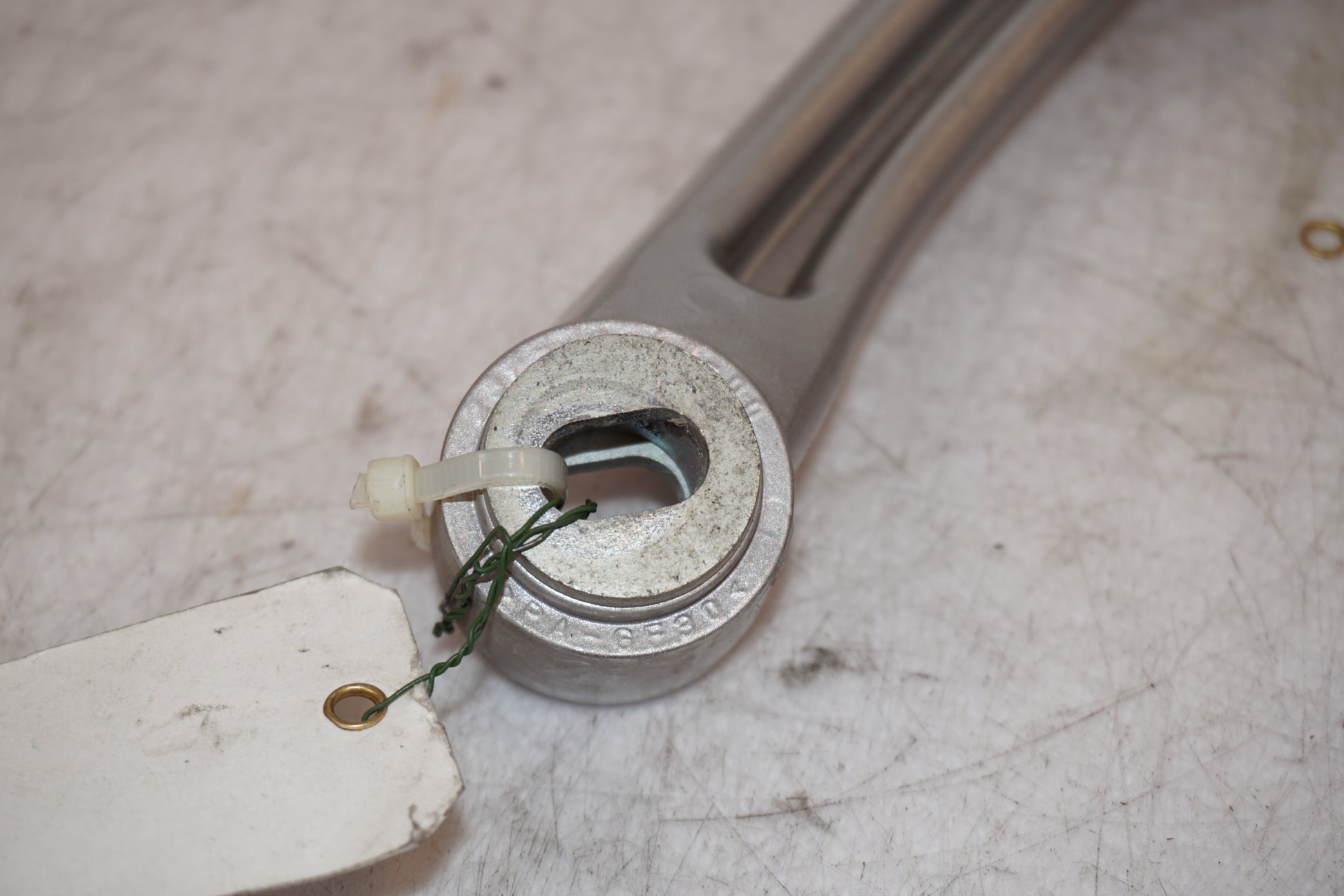 Extrabild1 på Passagerarhandtag från en Yamaha XT 1200 Z -2011 motorcykel.