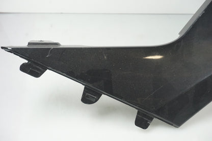 Baksidan på Sidkåpa från en Husqvarna TR 650 Strada -2012 motorcykel.