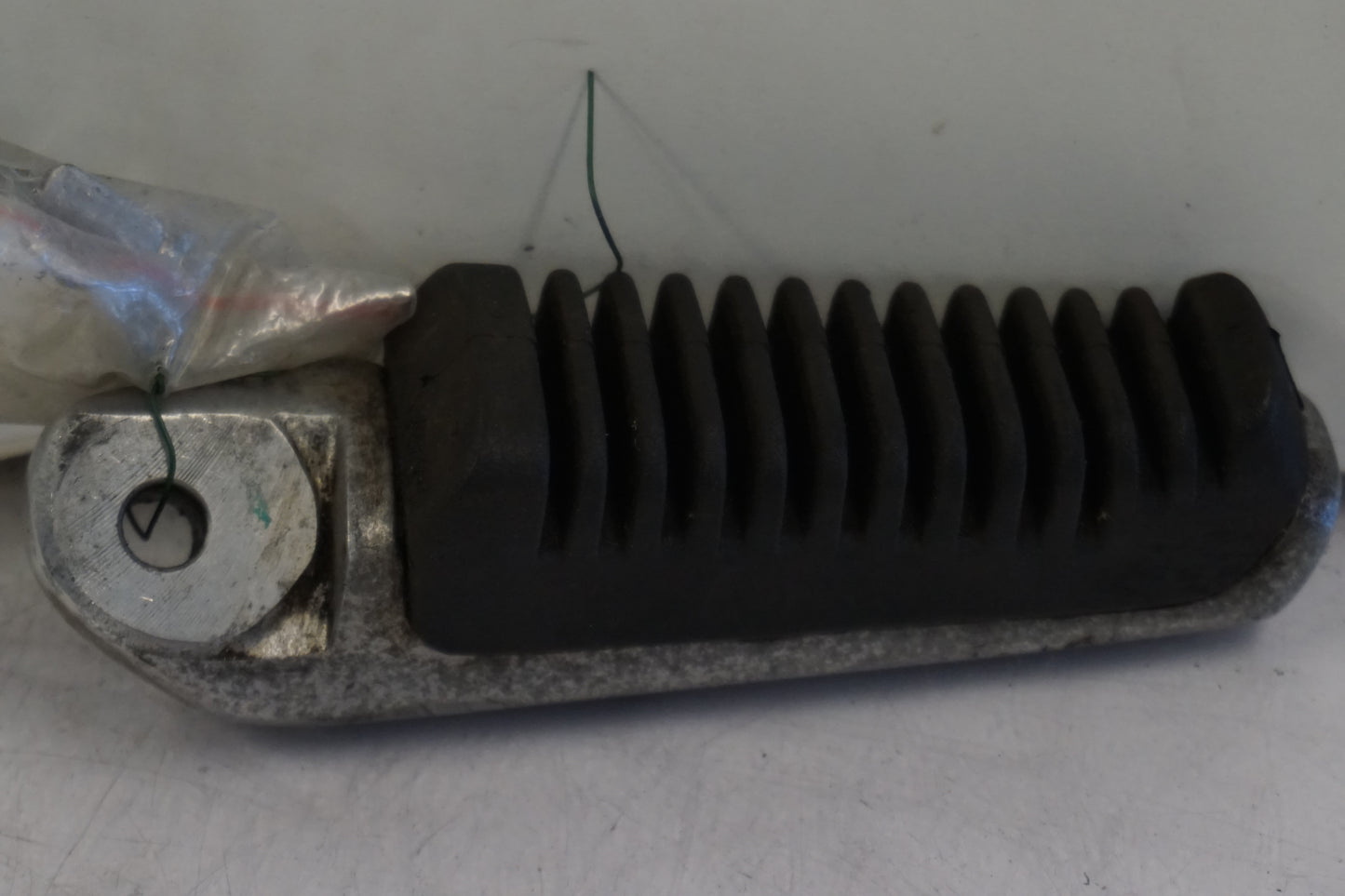 Framsidan på Fotpinne från en Suzuki GSX 1400 -2003 motorcykel.