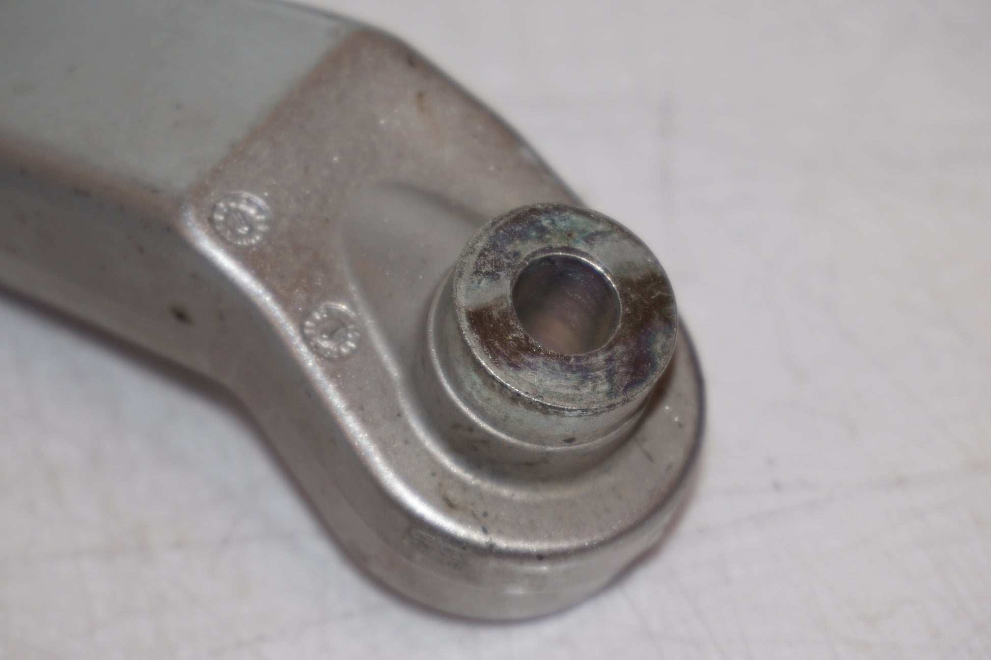 Extrabild2 på Passagerarhandtag från en Yamaha XT 1200 Z -2011 motorcykel.