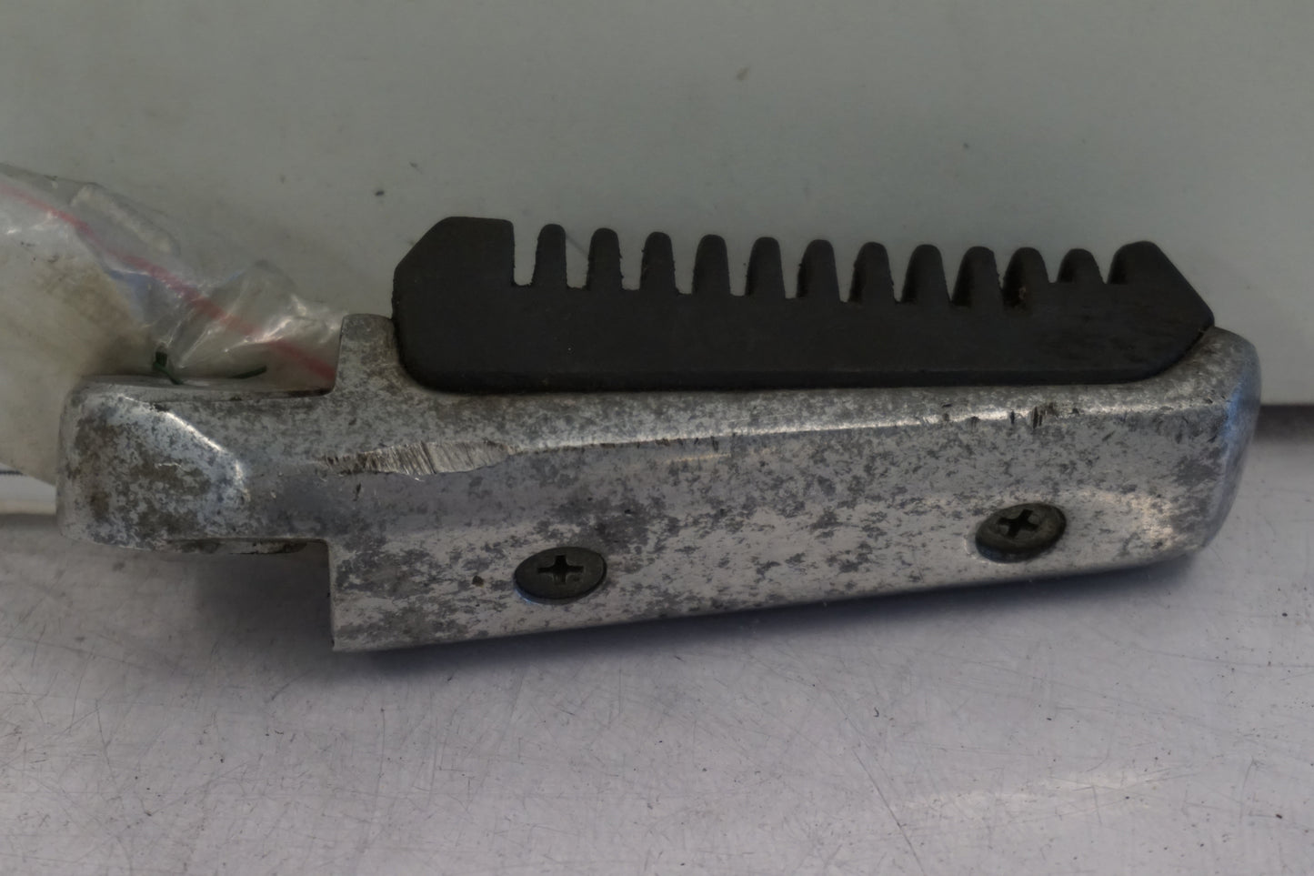 Baksidan på Fotpinne från en Suzuki GSX 1400 -2003 motorcykel.