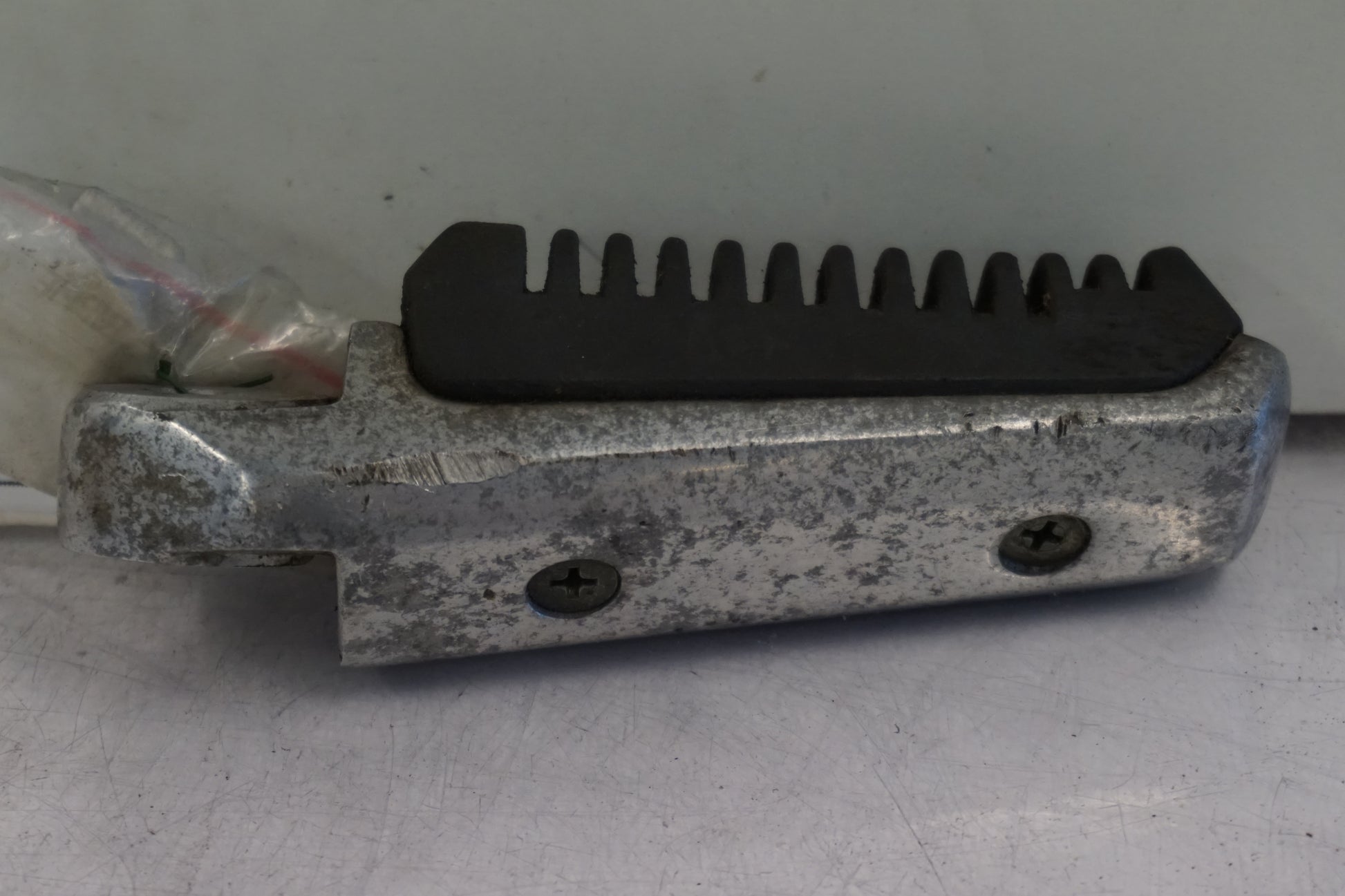 Baksidan på Fotpinne från en Suzuki GSX 1400 -2003 motorcykel.