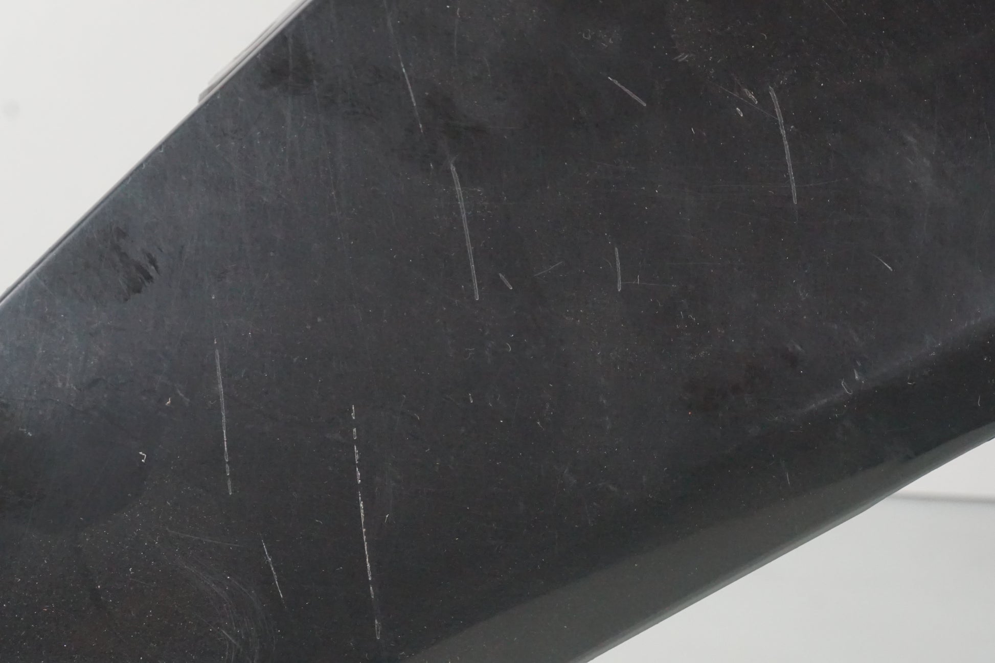 Vänster sida på Sidkåpa från en Husqvarna TR 650 Strada -2012 motorcykel.