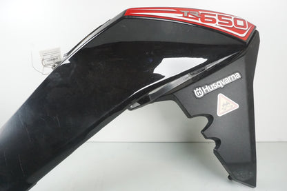 Snett uppifrån på Sidkåpa från en Husqvarna TR 650 Strada -2012 motorcykel.