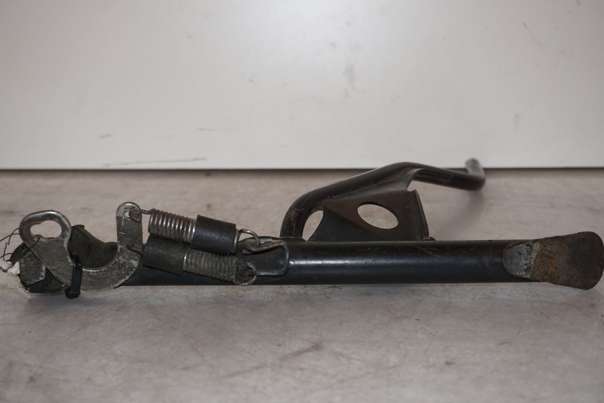 Baksidan på Sidostöd från en BMW K 1200 RS -1998 motorcykel.