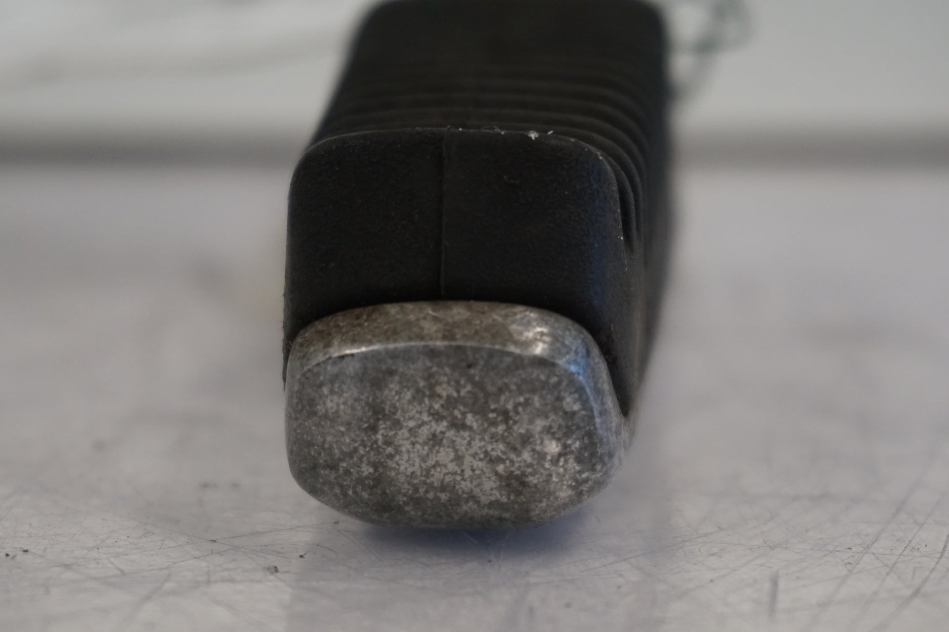 Vänster sida på Fotpinne från en Suzuki GSX 1400 -2003 motorcykel.