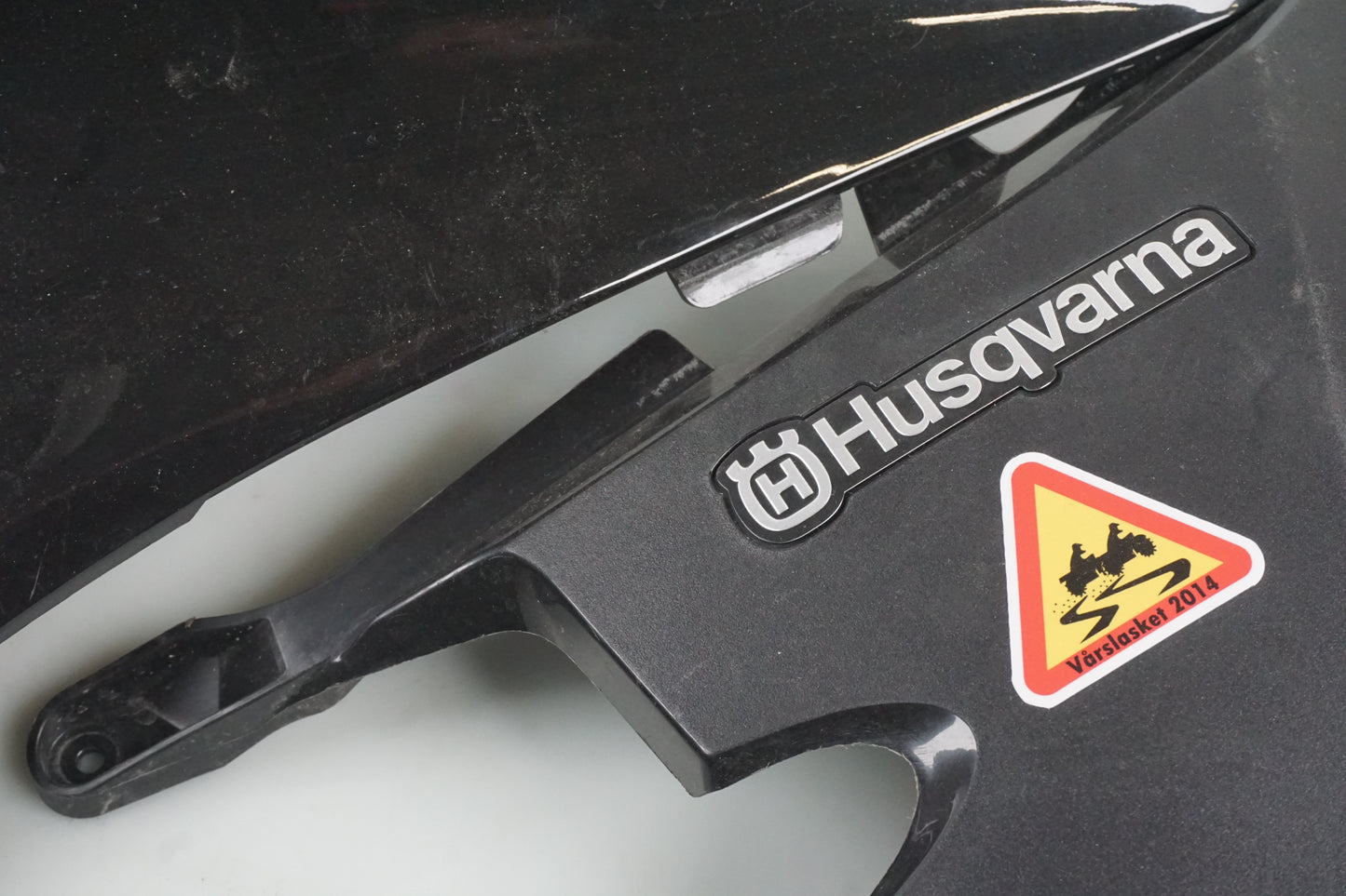 Snett nerifrån på Sidkåpa från en Husqvarna TR 650 Strada -2012 motorcykel.