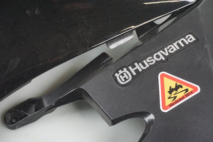 Snett nerifrån på Sidkåpa från en Husqvarna TR 650 Strada -2012 motorcykel.