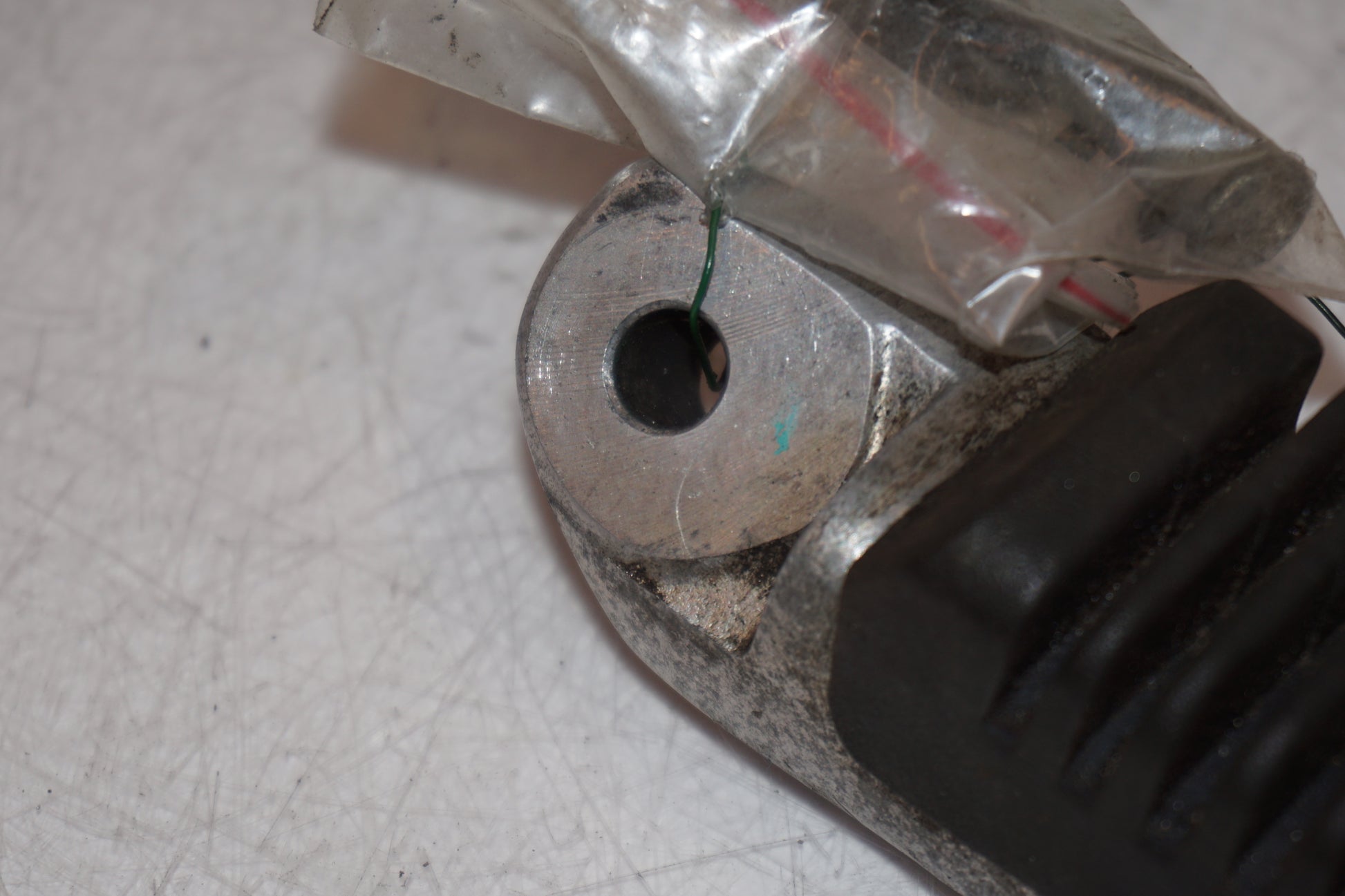 Snett nerifrån på Fotpinne från en Suzuki GSX 1400 -2003 motorcykel.