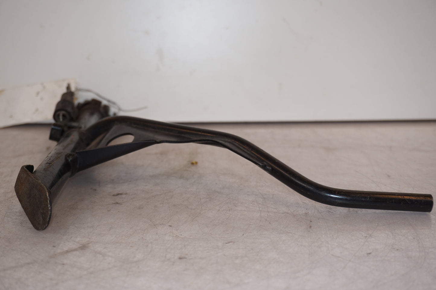 Snett nerifrån på Sidostöd från en BMW K 1200 RS -1998 motorcykel.