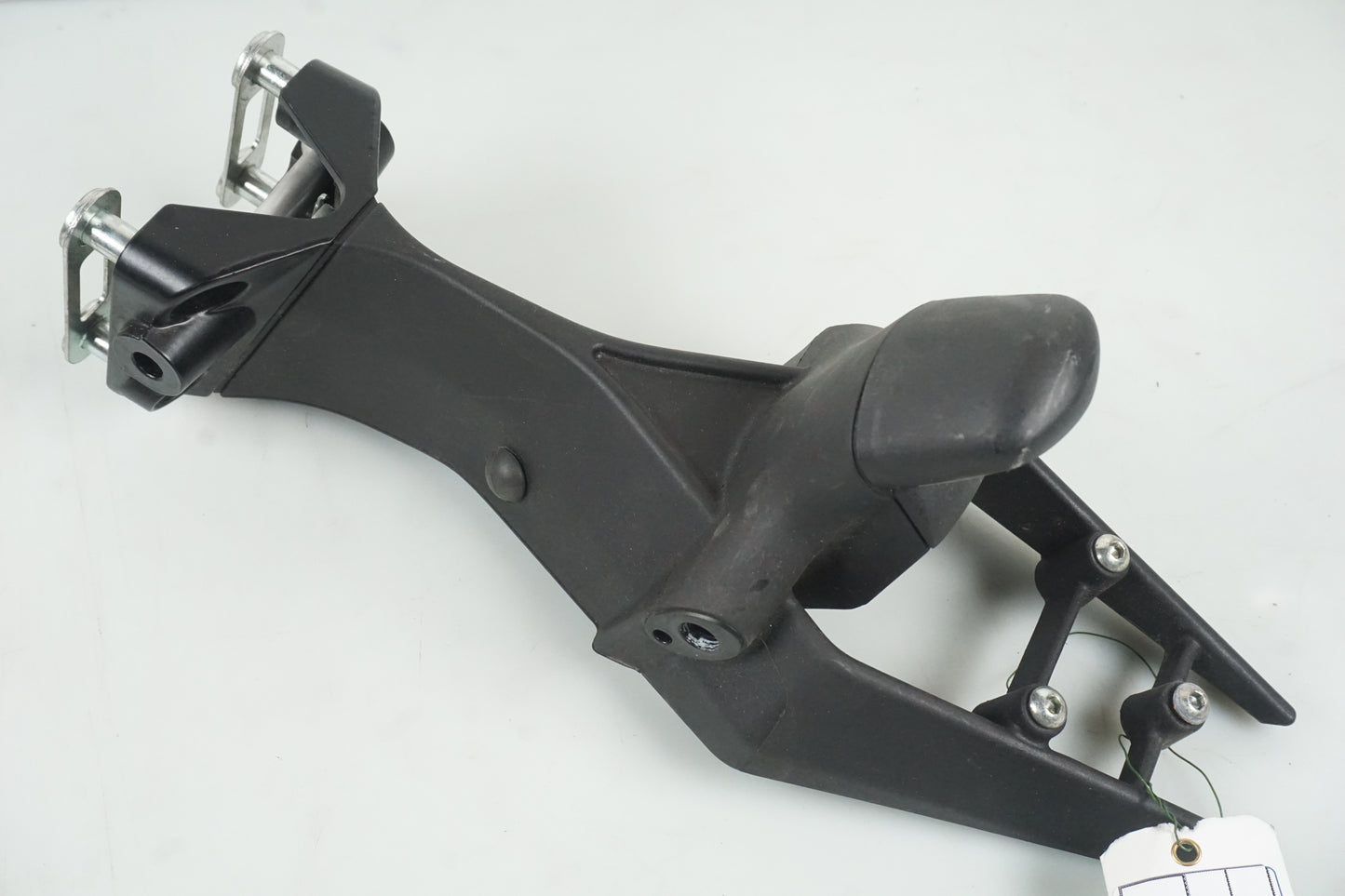 Framsidan på Skylthållare från en Ducati 848 EVO -2012 motorcykel.