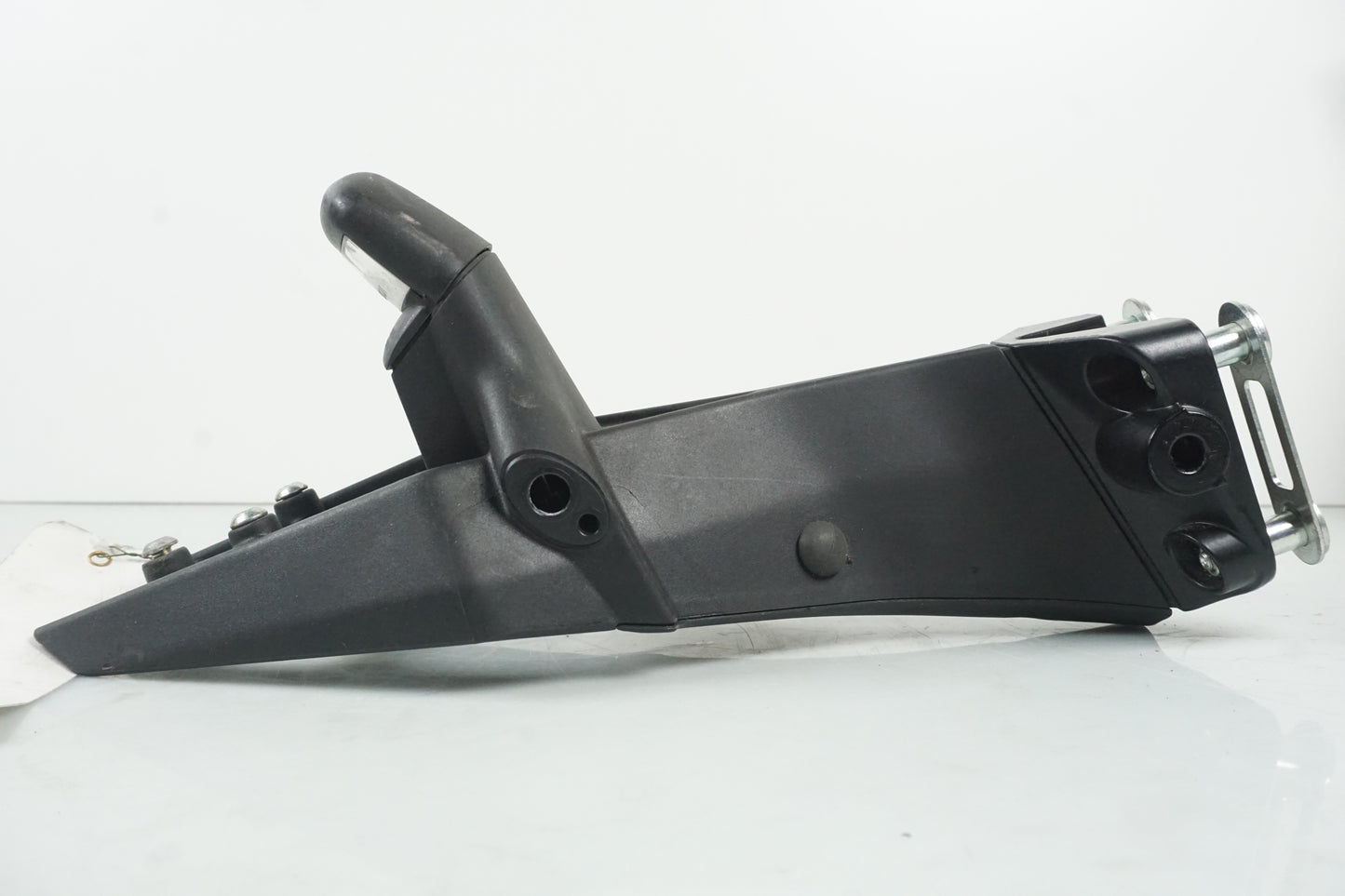 Vänster sida på Skylthållare från en Ducati 848 EVO -2012 motorcykel.