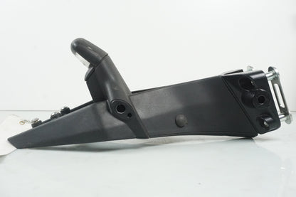 Vänster sida på Skylthållare från en Ducati 848 EVO -2012 motorcykel.