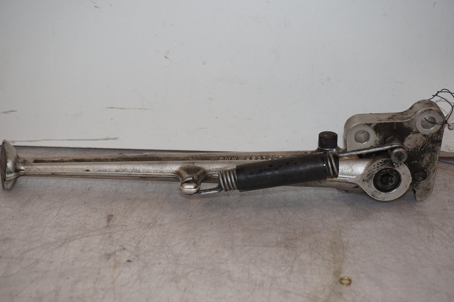 Baksidan på Sidostöd från en BMW S 1000 R -2015 motorcykel.