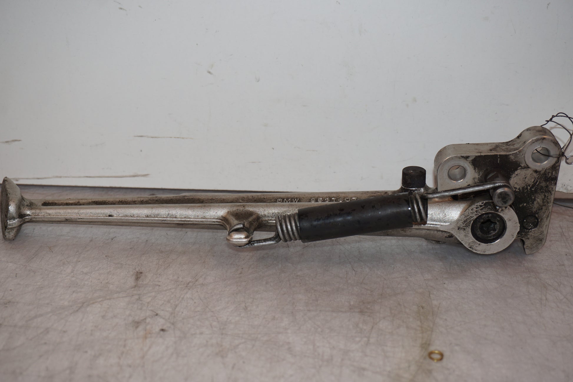 Baksidan på Sidostöd från en BMW S 1000 R -2015 motorcykel.